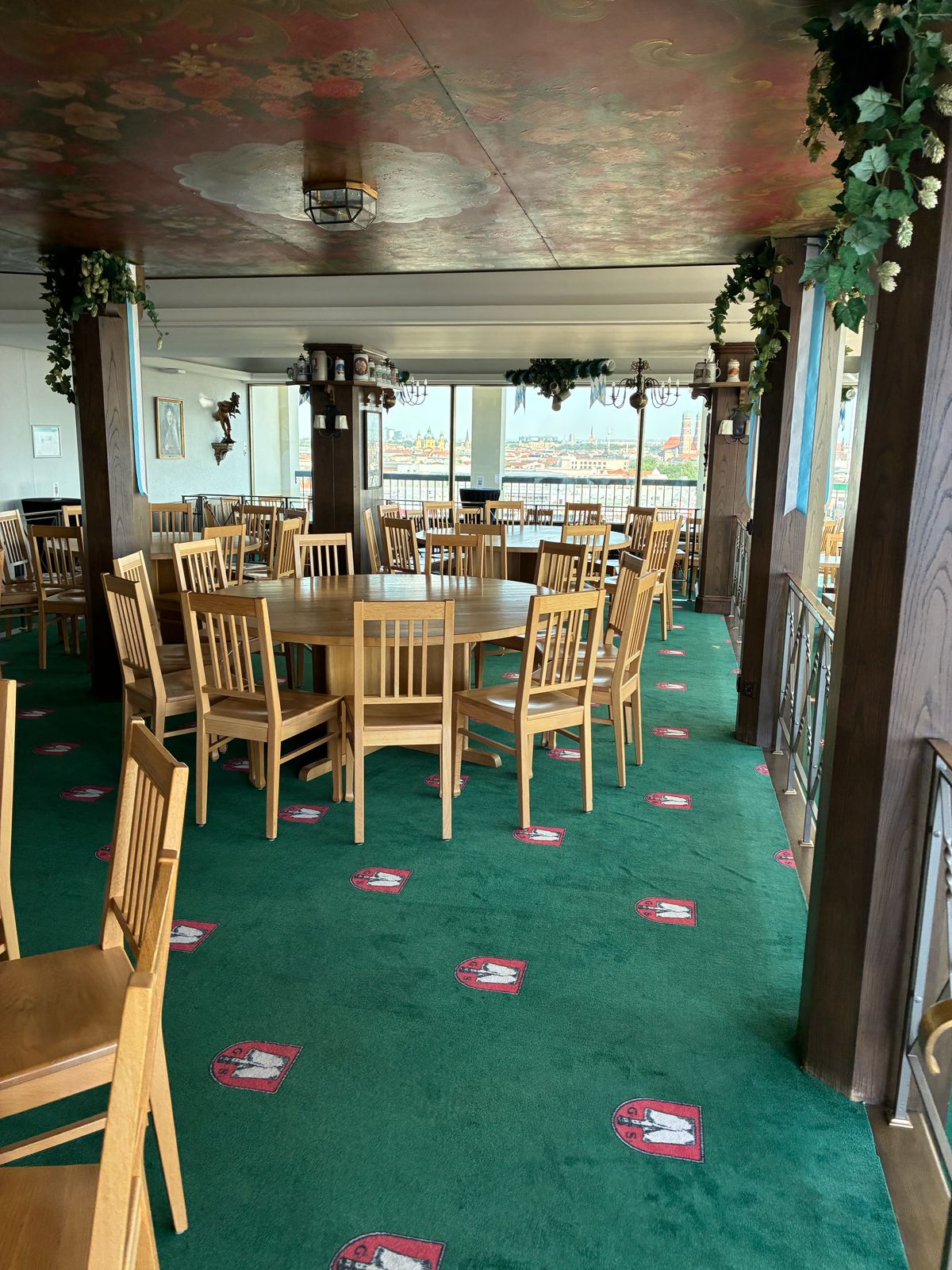Spatenturm with round table, green carpet and view of the Frauenkirche